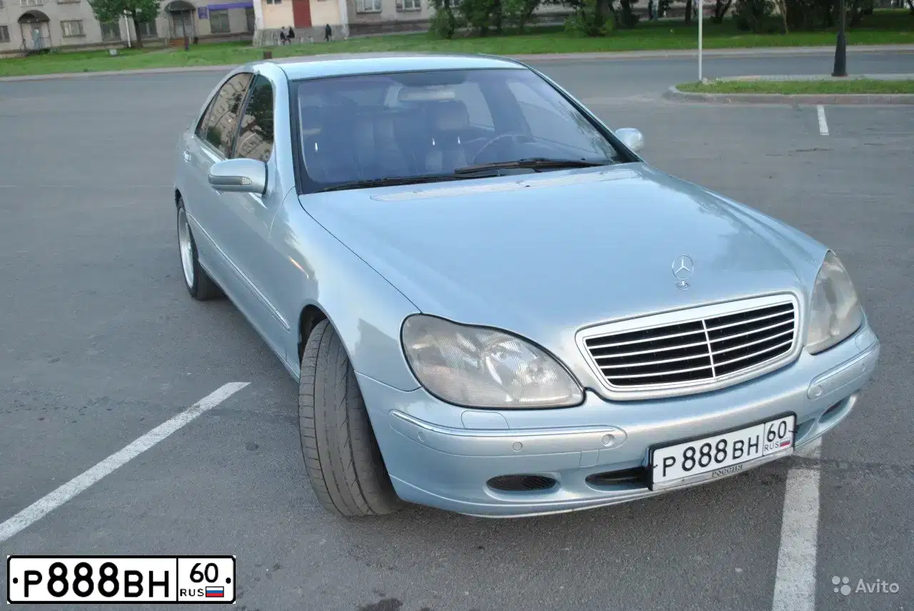 Фото автомобиля MERCEDES S-KLASSE, 1999 — госномер Р888ВН60. Цвет: СЕРО-ГОЛУБОЙ