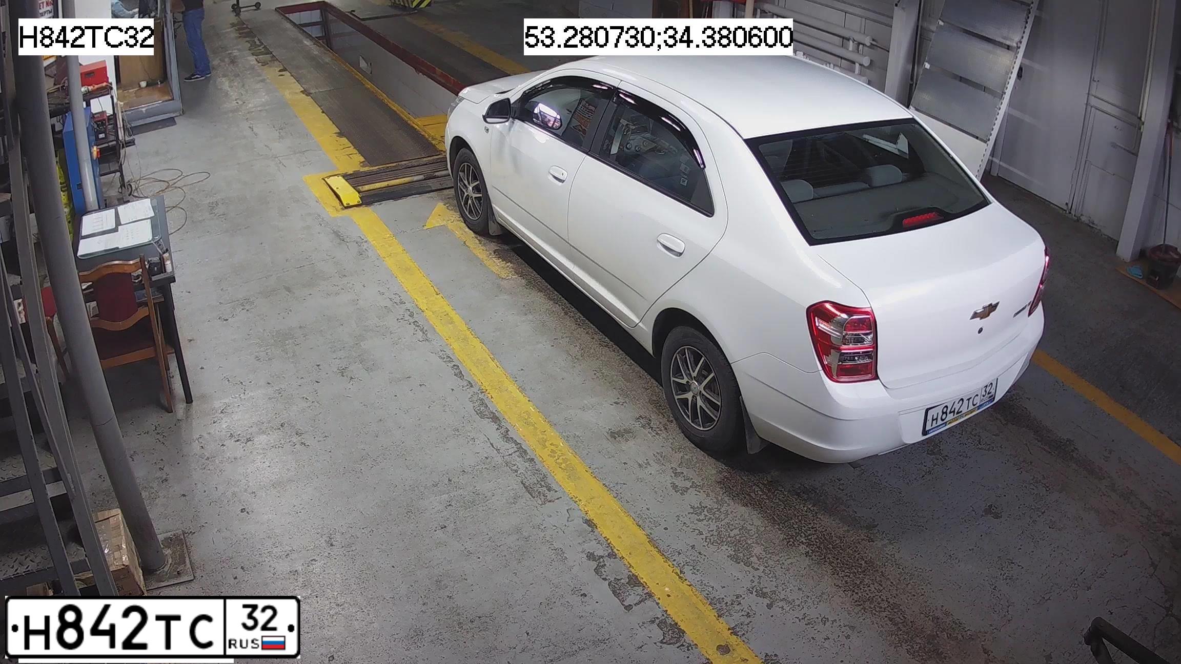 Фото автомобиля CHEVROLET COBALT, 2013 — госномер К716ХЕ29. Цвет: Белый