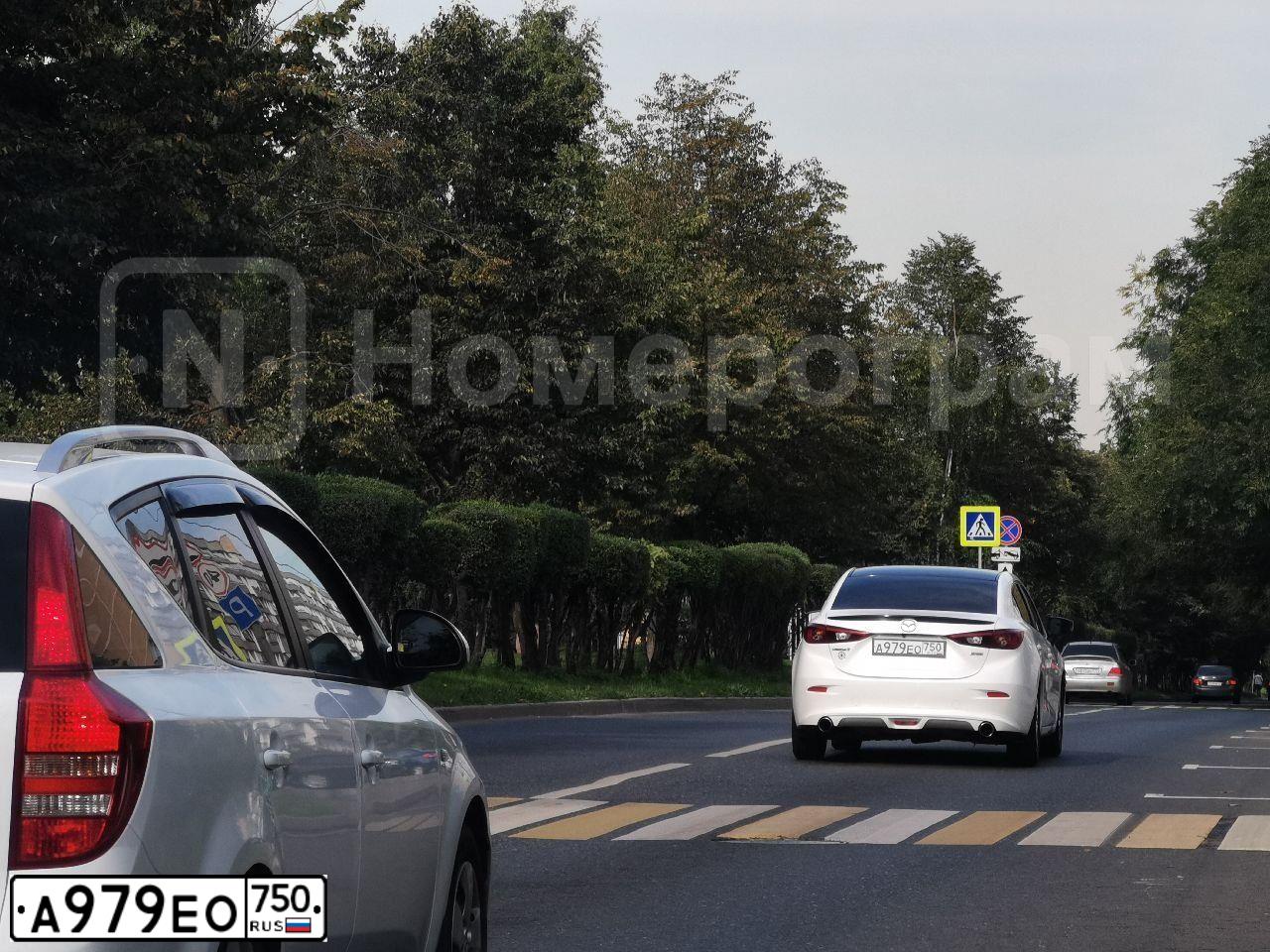 Фото автомобиля MAZDA 3, 2014 — госномер А979ЕО750. Цвет: БЕЛЫЙ
