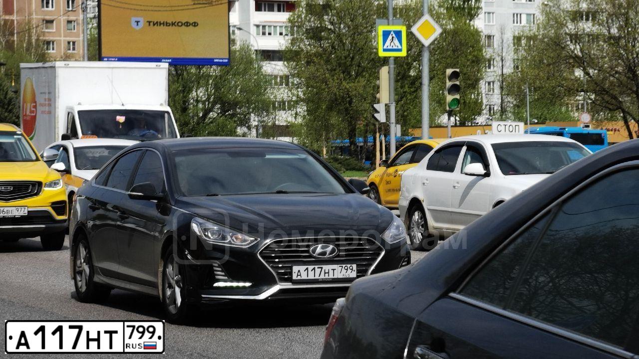 Фото автомобиля HYUNDAI SONATA, 2018 — госномер М143ЕР550. Цвет: ЧЕРНЫЙ