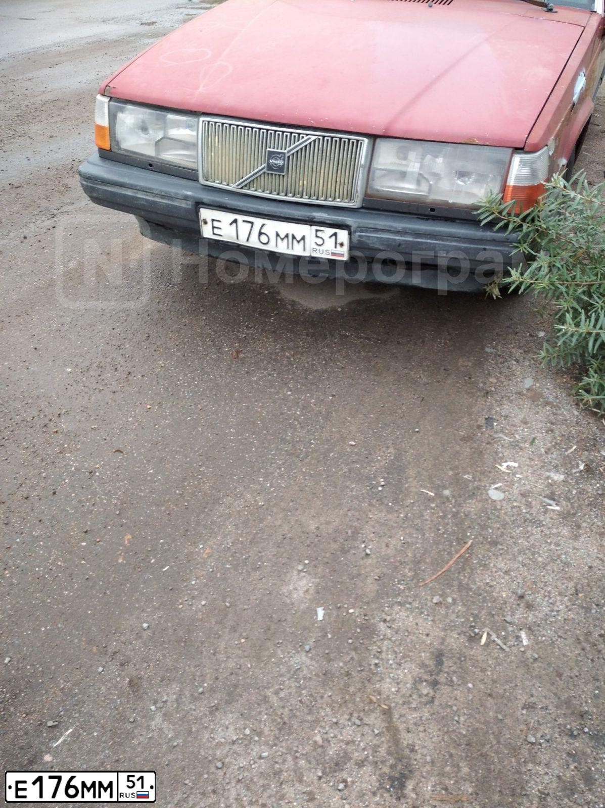 Фото автомобиля VOLVO 740, 1990 — госномер Е176ММ51. Цвет: КРАСНЫЙ ТЕМНЫЙ