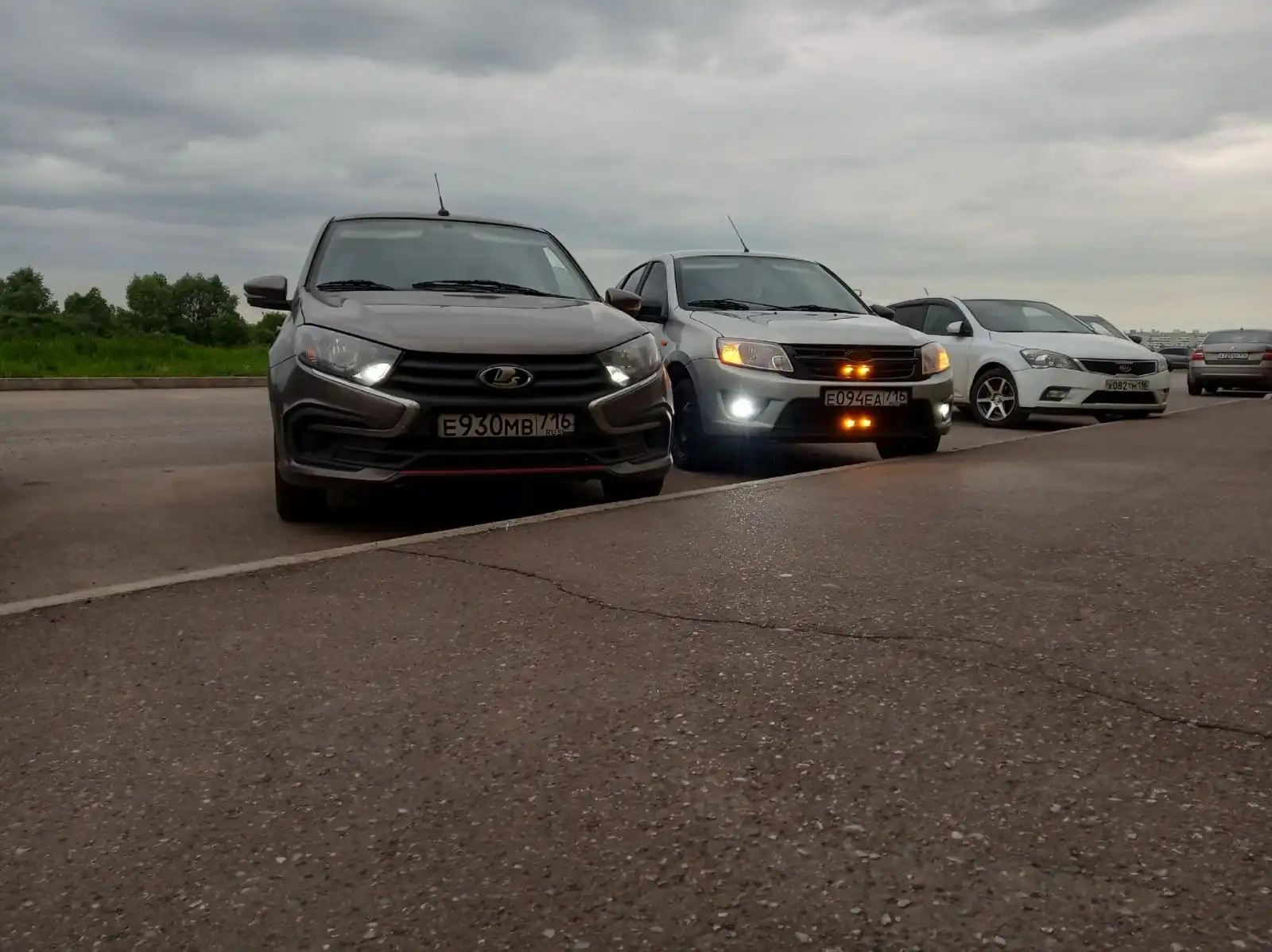 Фото автомобиля LADA 2190 GRANTA, 2019 — госномер Е930МВ716. Цвет: Золотисто-коричневый