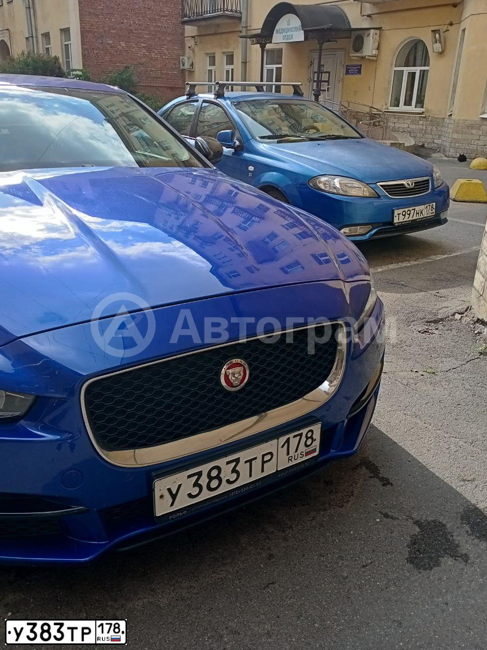 Фото автомобиля JAGUAR XE-SERIE, 2016 — госномер У383ТР178. Цвет: синий