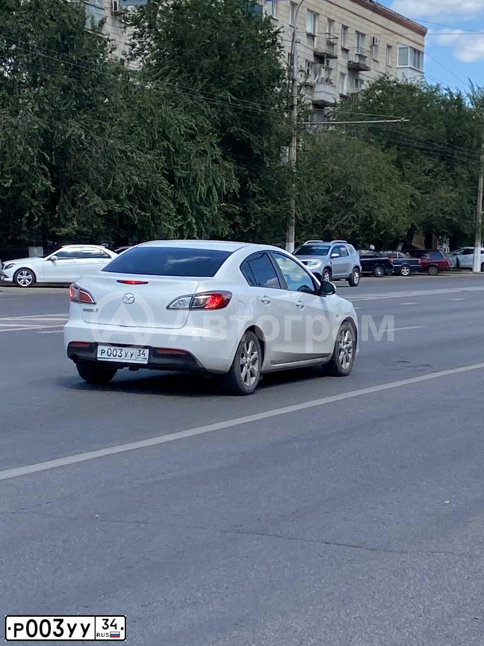 Фото автомобиля MAZDA 3, 2011 — госномер Р003УУ34. Цвет: БЕЛЫЙ