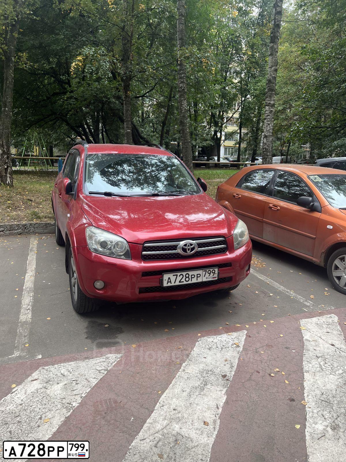 Фото автомобиля TOYOTA RAV4, 2007 — госномер А728РР799. Цвет: Красный
