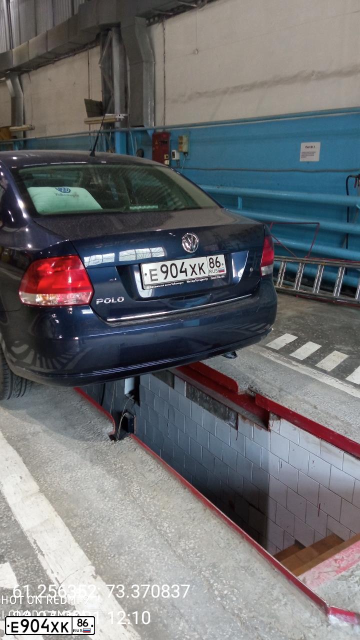 Фото автомобиля VOLKSWAGEN POLO, 2011 — госномер Е904ХК86. Цвет: СИНИЙ