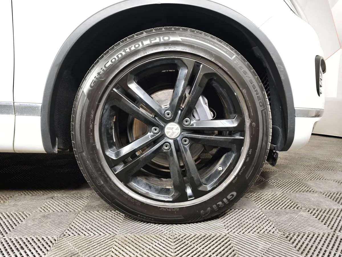 Фото автомобиля VOLKSWAGEN TOUAREG, 2017 — госномер В003ММ93. Цвет: Белый