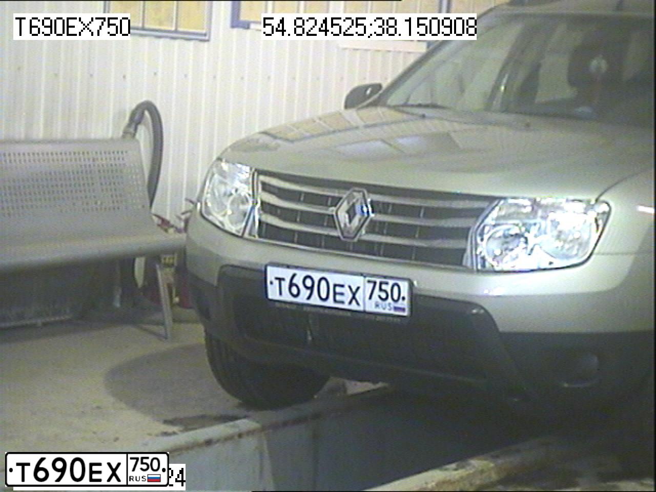 Фото автомобиля RENAULT DUSTER, 2014 — госномер Т690ЕХ750. Цвет: БЕЖЕВЫЙ