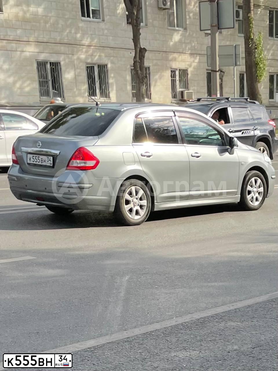 Фото автомобиля NISSAN TIIDA, 2007 — госномер К555ВН34. Цвет: Красный