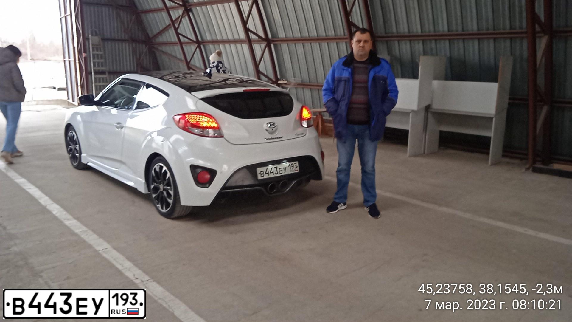 Фото автомобиля HYUNDAI VELOSTER, 2013 — госномер Е707ОВ93. Цвет: Белый