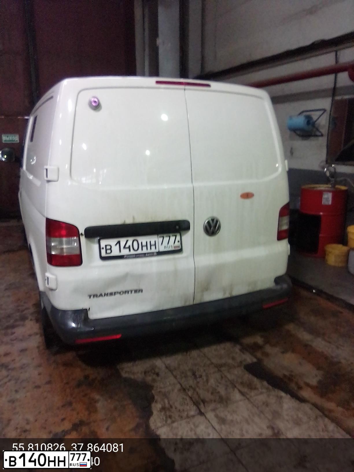 Фото автомобиля VOLKSWAGEN TRANSPORTER, 2013 — госномер А490РС790. Цвет: Белый