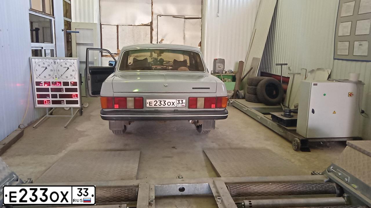 Фото автомобиля GAZ Z 3102 WOLGA, 1996 — госномер Е233ОХ33. Цвет: Белый