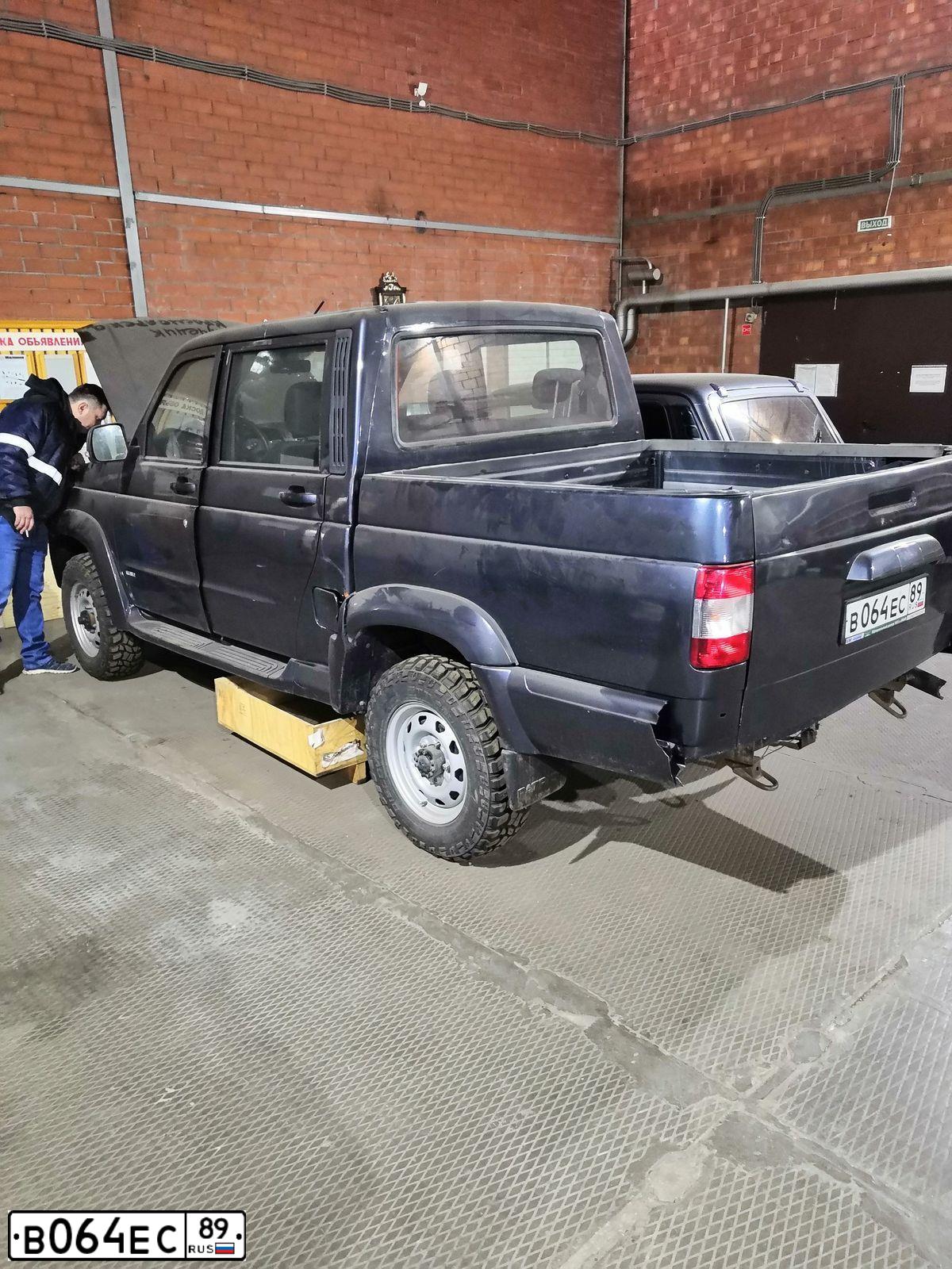 Фото автомобиля UAZ 2363 PICKUP, 2016 — госномер В676ТН89. Цвет: ТЕМНО-СЕРЫЙ МЕТАЛЛИК