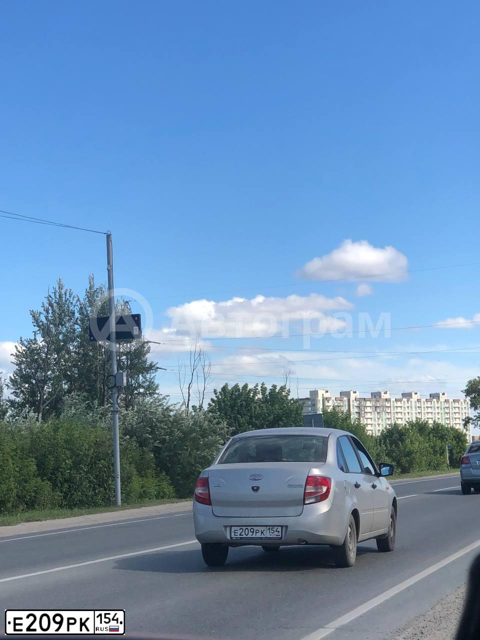 Фото автомобиля LADA 2190 GRANTA, 2016 — госномер Е209РК154. Цвет: СЕРЕБРИСТЫЙ