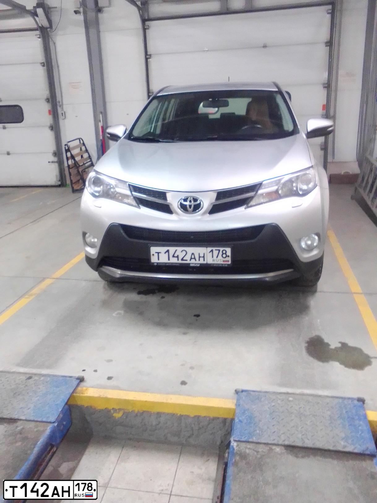 Фото автомобиля TOYOTA RAV4, 2014 — госномер М577МО198. Цвет: Серебристый