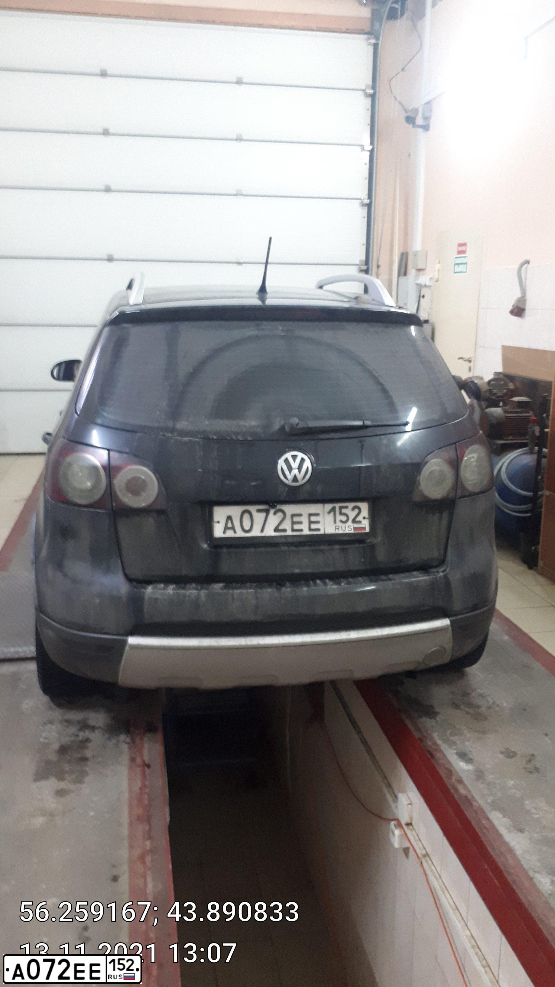Фото автомобиля VOLKSWAGEN GOLF, 2008 — госномер А072ЕЕ152. Цвет: ЧЕРНЫЙ