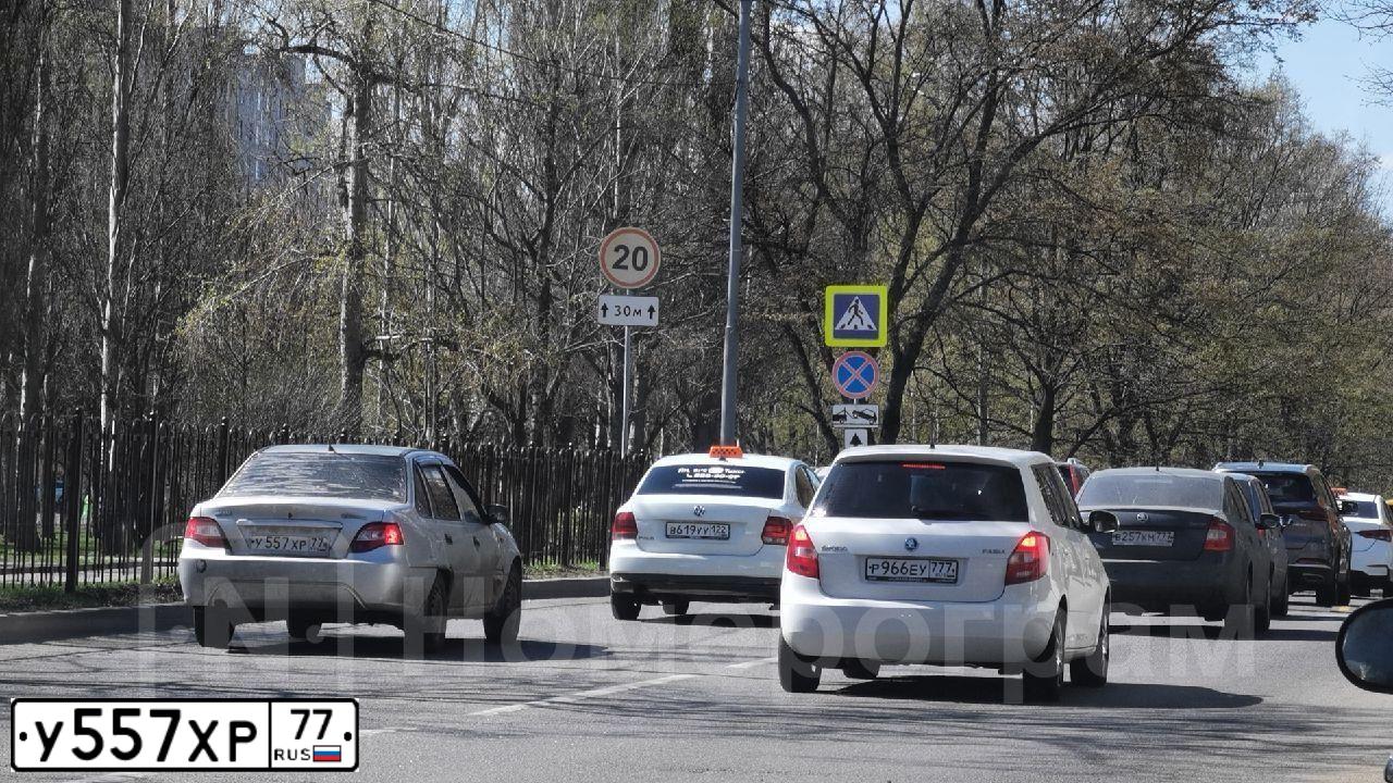 Фото автомобиля DAEWOO NEXIA, 2012 — госномер У557ХР77. Цвет: СЕРЫЙ