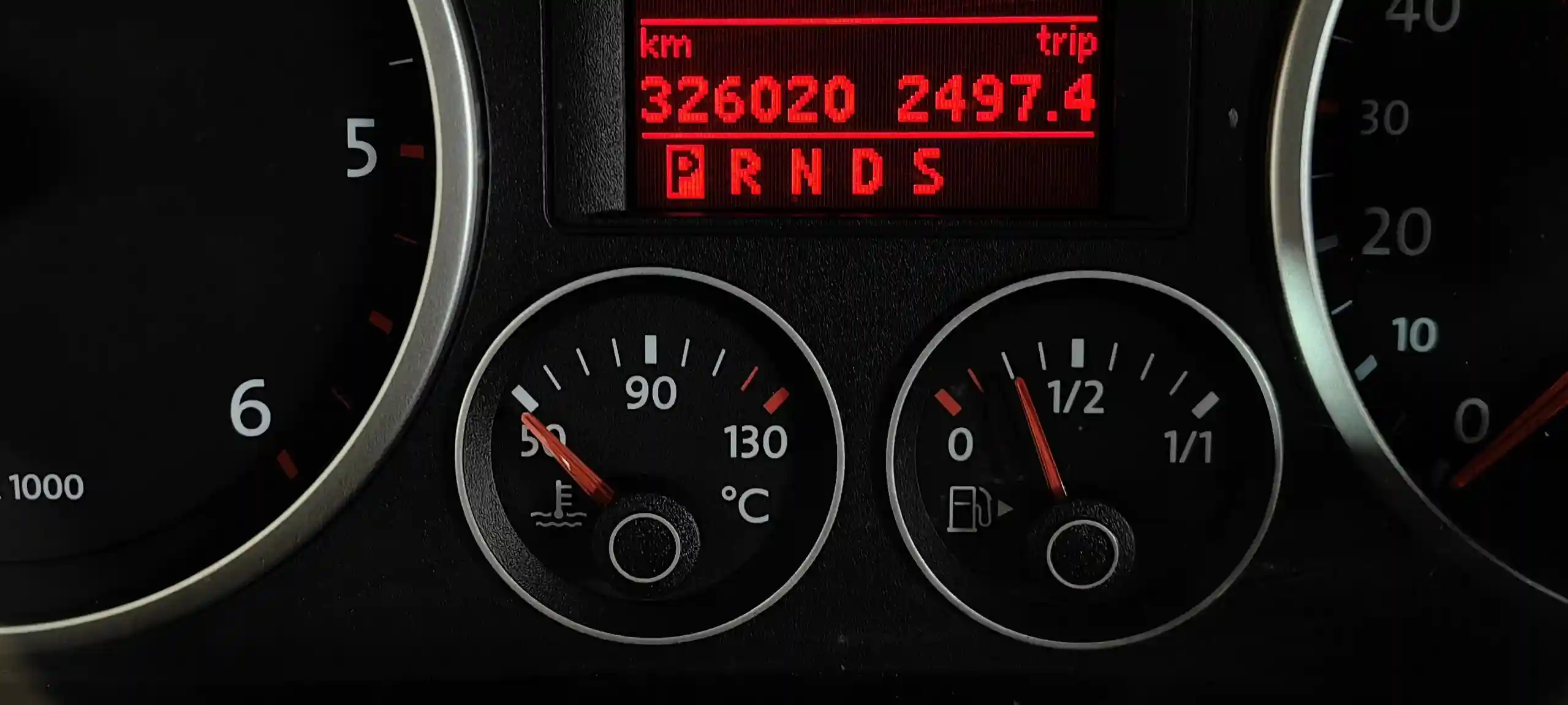 Фото автомобиля VOLKSWAGEN TIGUAN, 2009 — госномер С232ХР43. Цвет: ВИШНЕВЫЙ