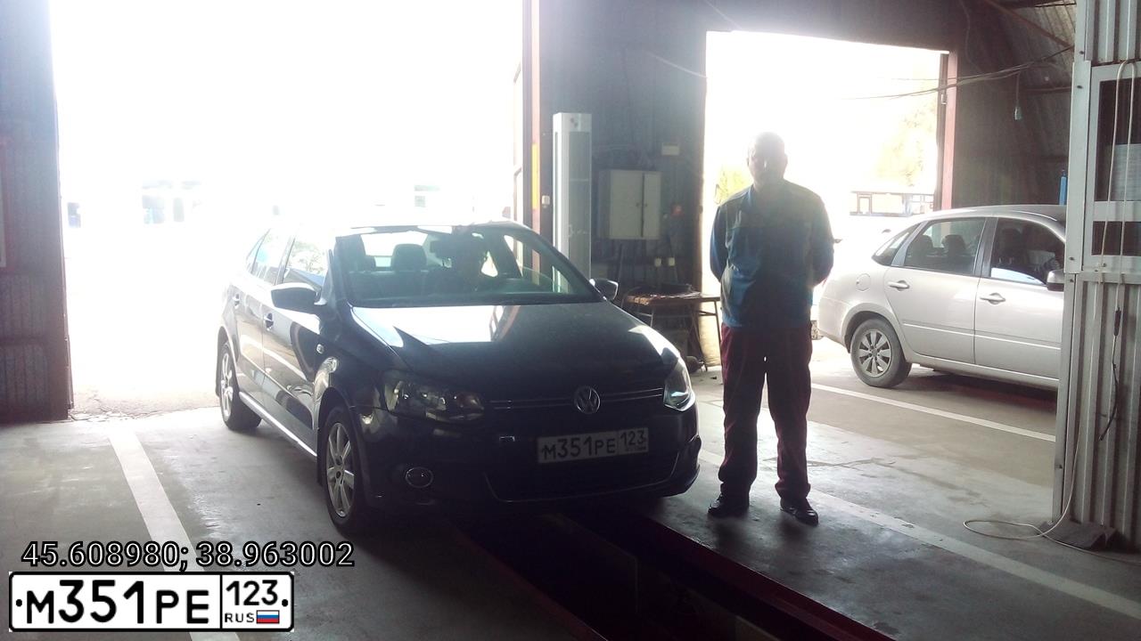Фото автомобиля VOLKSWAGEN POLO, 2012 — госномер М351РЕ123. Цвет: Серый