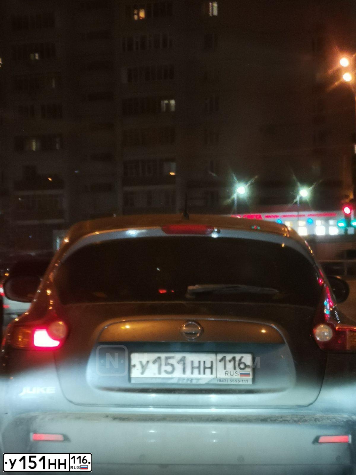 Фото автомобиля NISSAN JUKE, 2011 — госномер О567ВВ116. Цвет: СЕРЫЙ