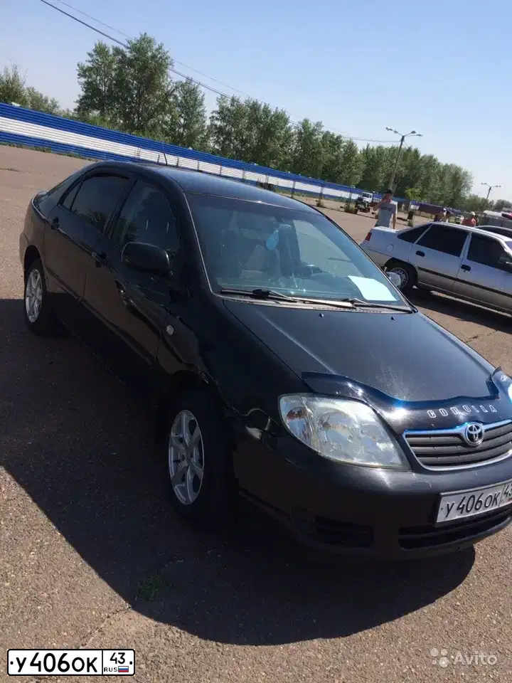 Фото автомобиля TOYOTA COROLLA, 2005 — госномер Е045НК138. Цвет: ЧЕРНЫЙ