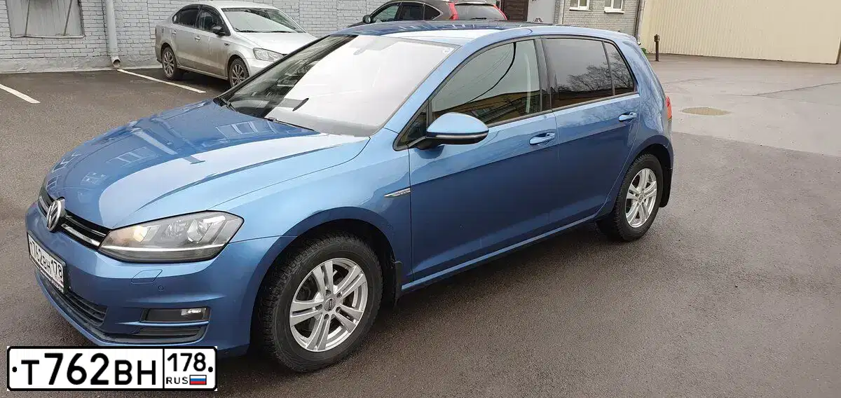 Фото автомобиля VOLKSWAGEN GOLF, 2014 — госномер О932УР40. Цвет: ГОЛУБОЙ