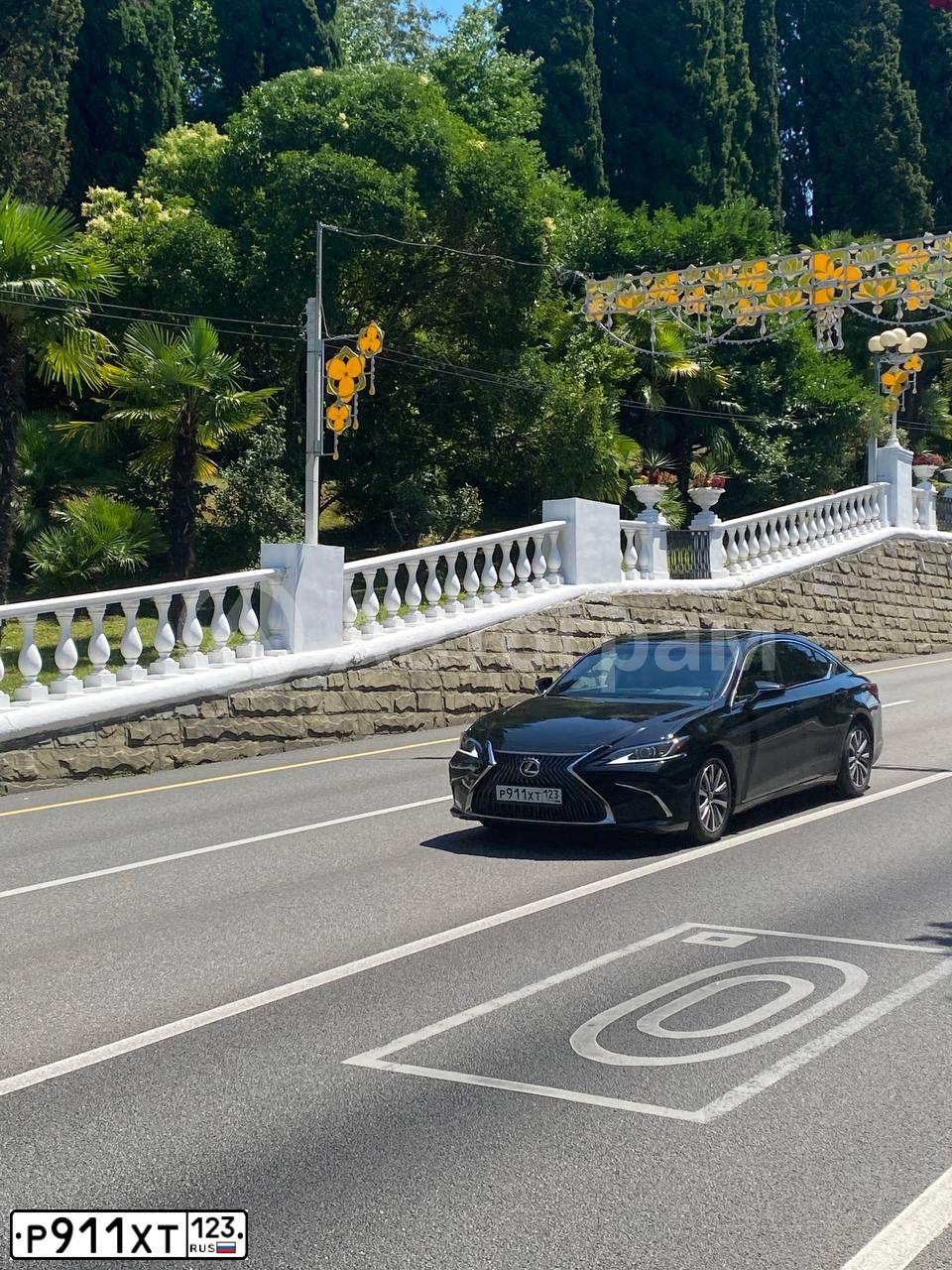 Фото автомобиля LEXUS ES250, 2019 — госномер К013ЕР193. Цвет: ЧЕРНЫЙ