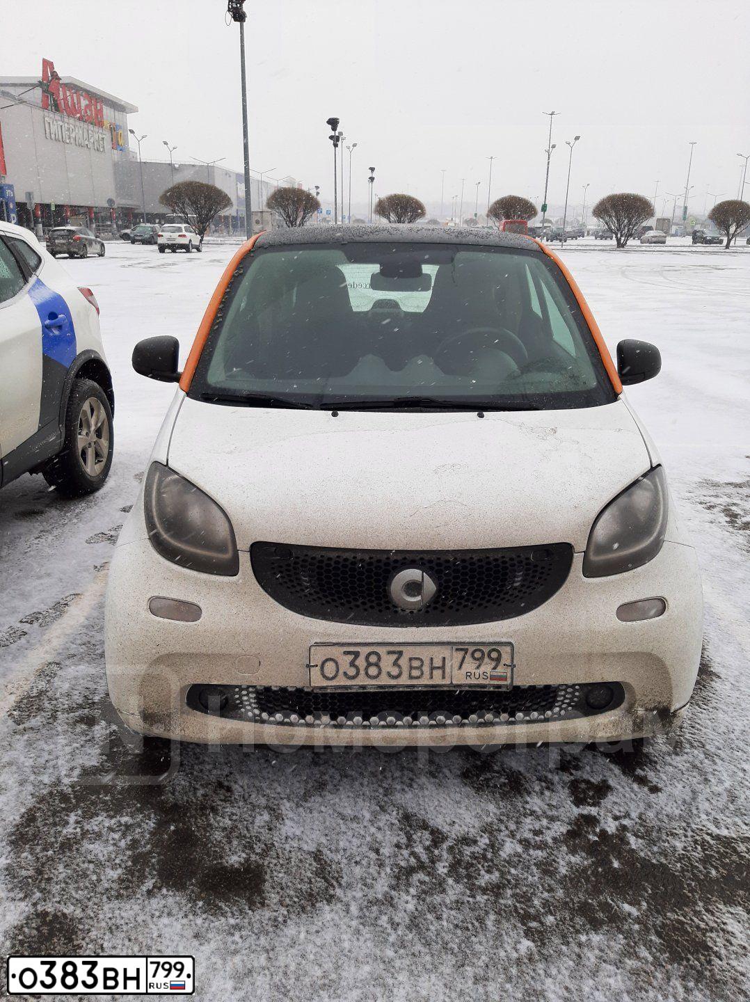 Фото автомобиля SMART FORTWO, 2017 — госномер О383ВН799. Цвет: Белый