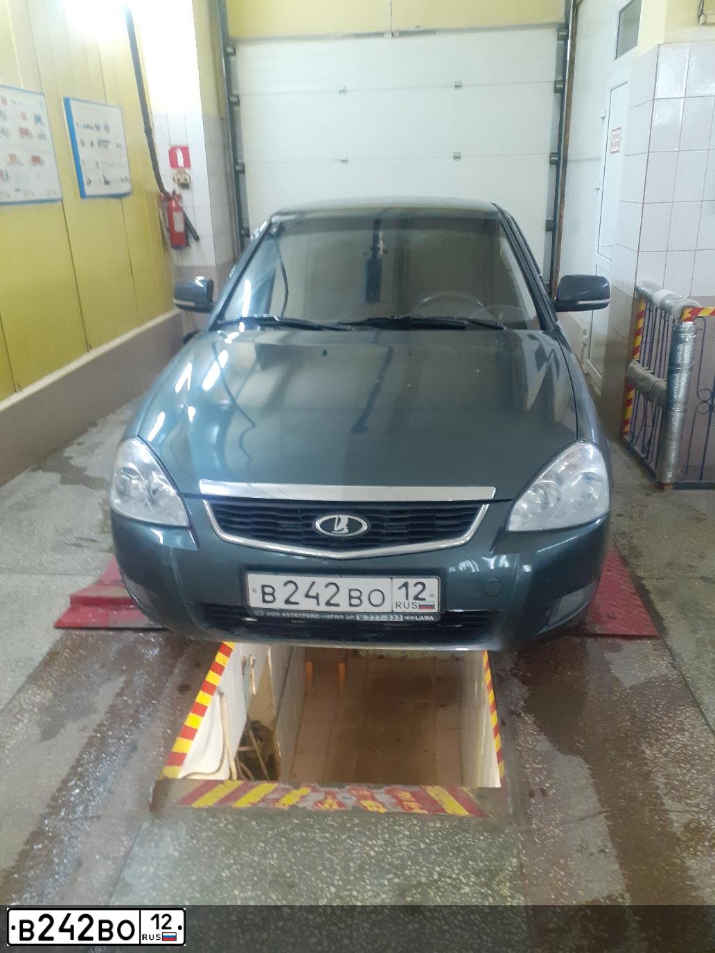 Фото автомобиля LADA 2170 PRIORA, 2010 — госномер В242ВО12. Цвет: СЕРО-СИНЕ-ЗЕЛЕНЫЙ