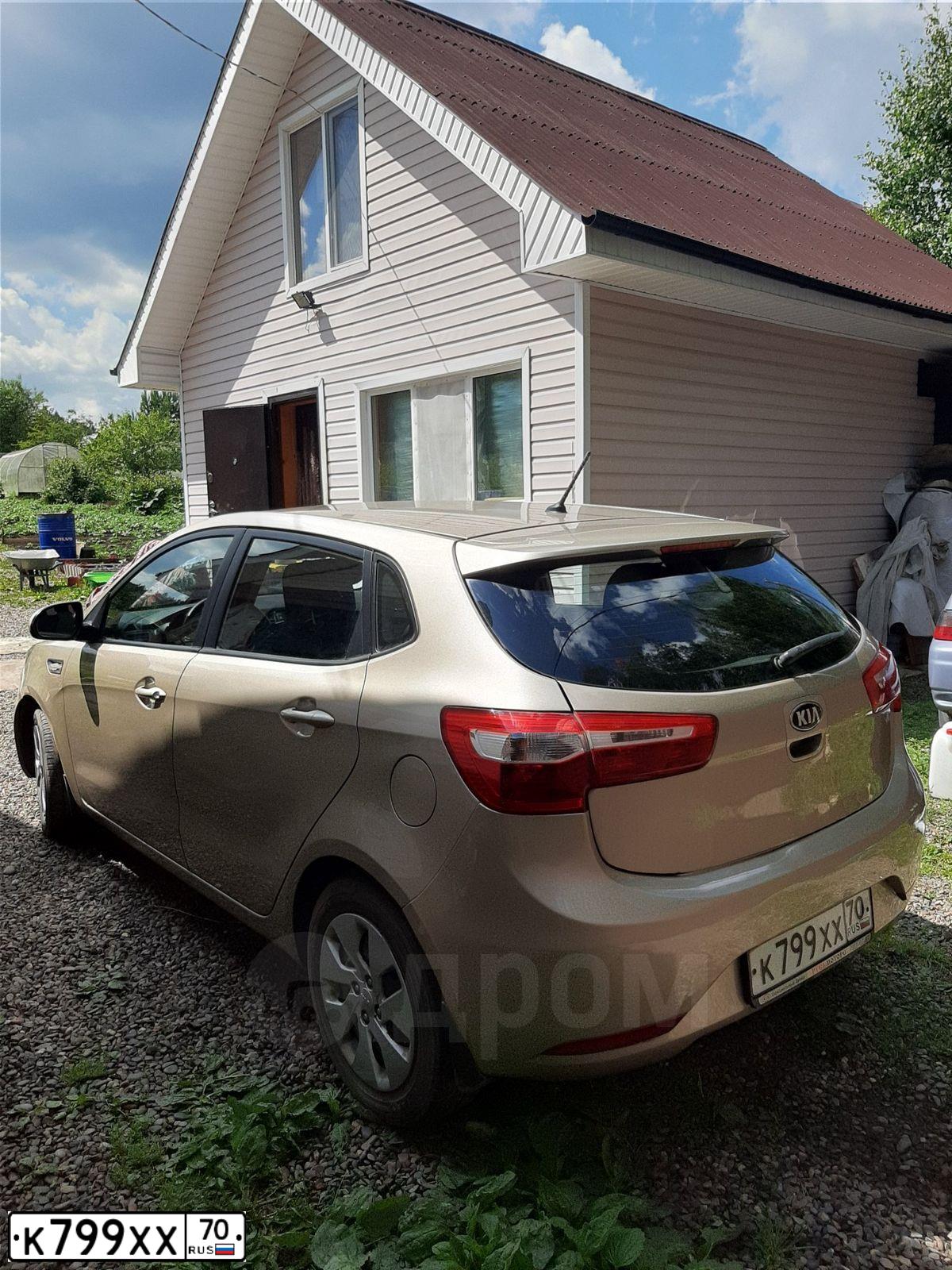 Фото автомобиля KIA RIO, 2013 — госномер Р154ХА124. Цвет: БЕЖЕВЫЙ