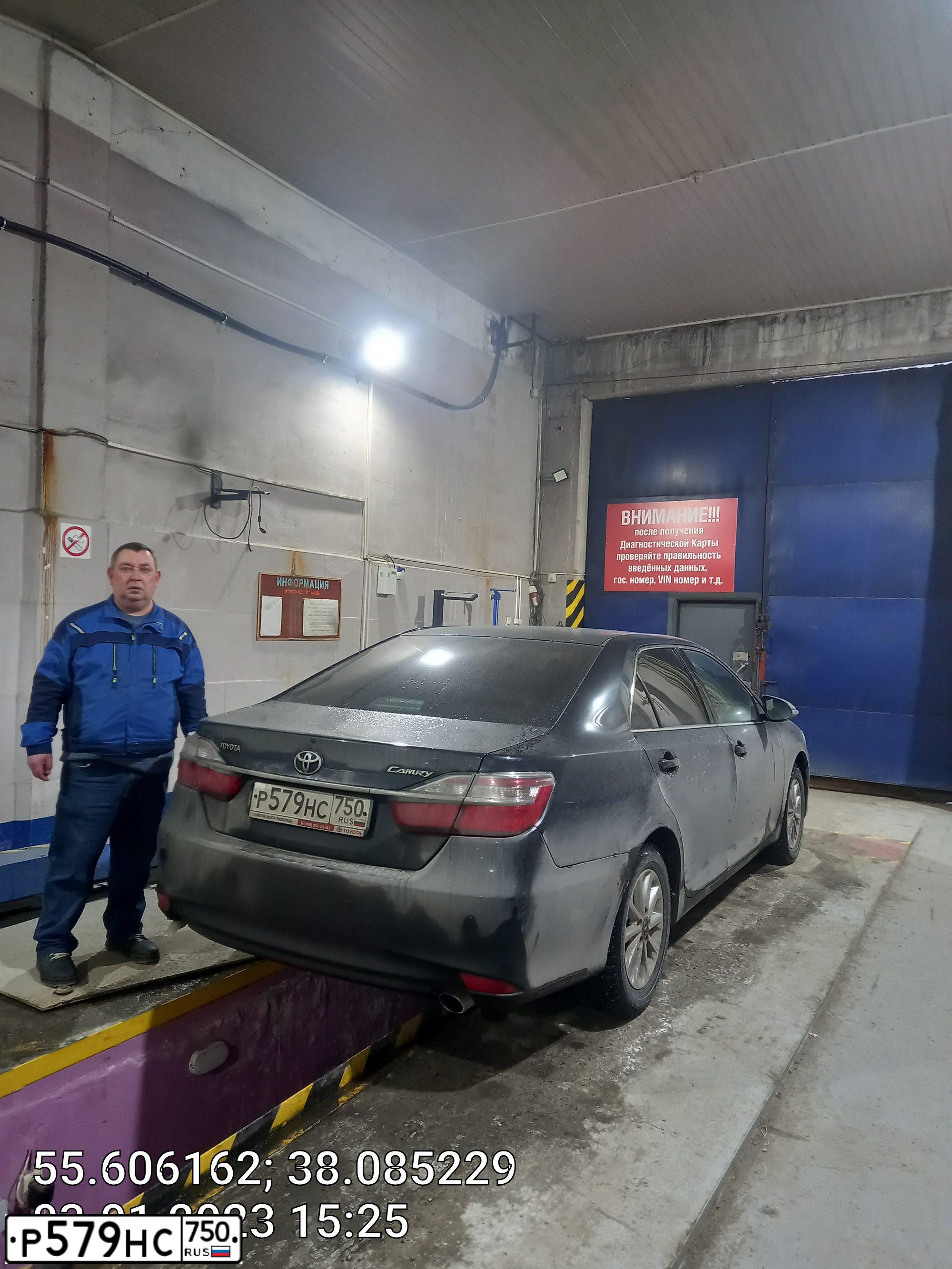 Фото автомобиля TOYOTA CAMRY, 2016 — госномер Е916СН89. Цвет: Темно-серый металлик