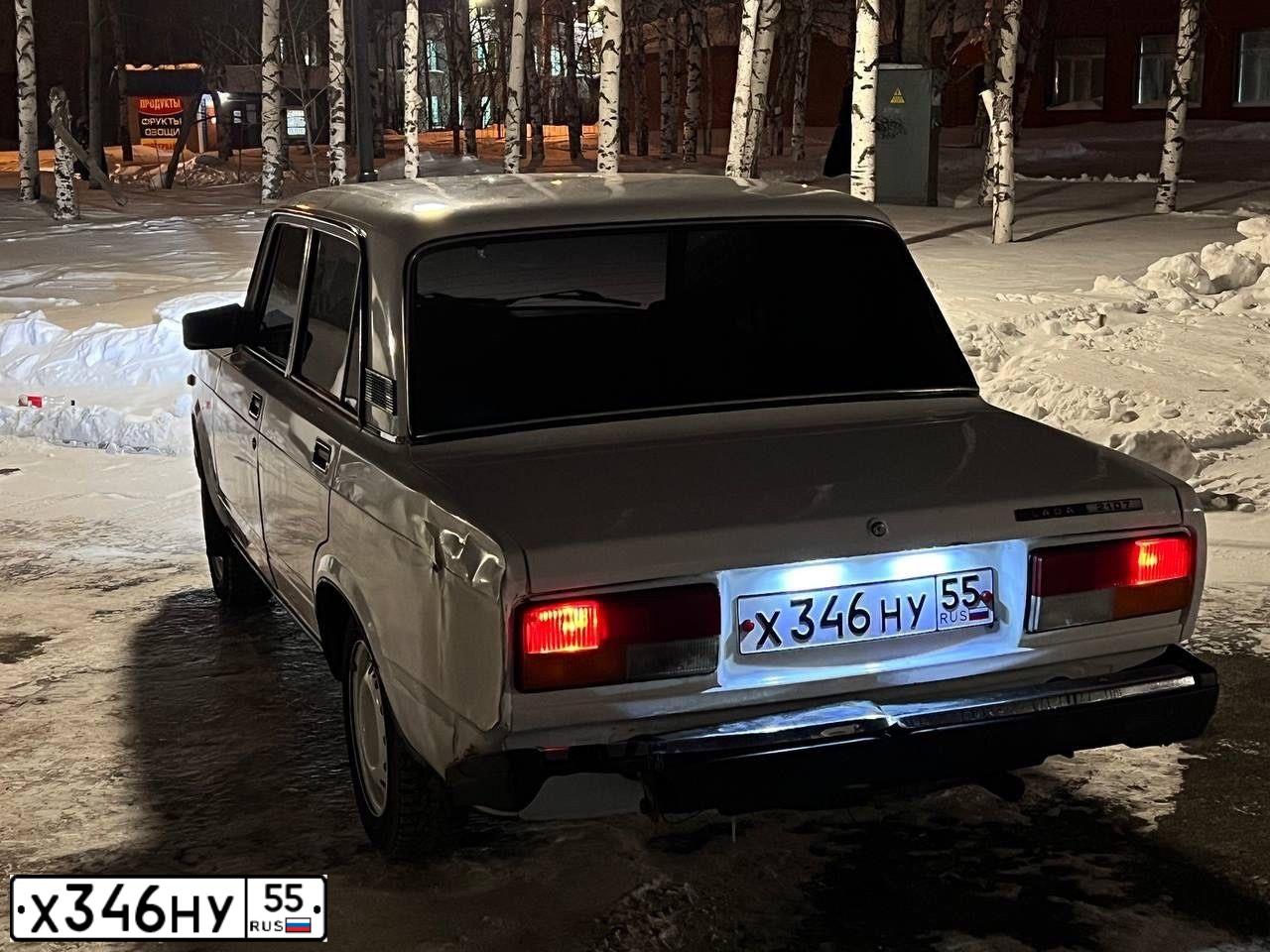 Фото автомобиля LADA 2107, 2007 — госномер М642ЕТ186. Цвет: ЯРКО-БЕЛЫЙ