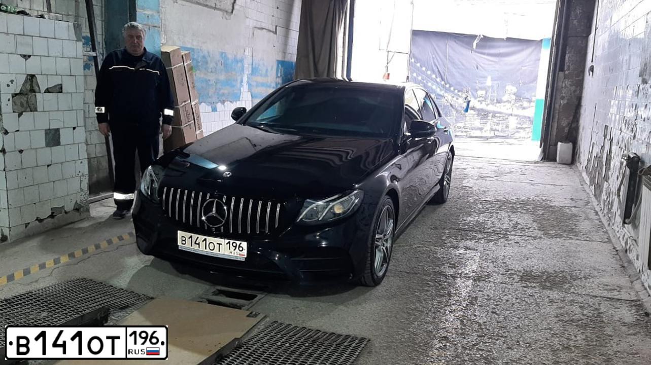 Фото автомобиля PORSCHE CAYENNE, 2003 — госномер В141ОТ196. Цвет: СЕРЫЙ
