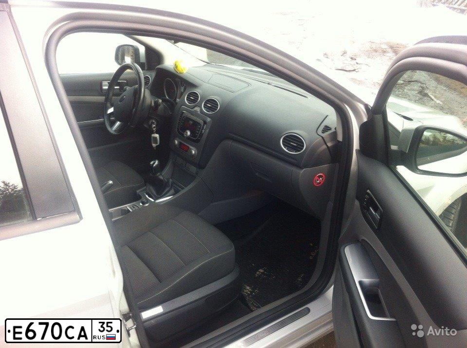 Фото автомобиля FORD FOCUS, 2010 — госномер Е670СА35. Цвет: Серебристый