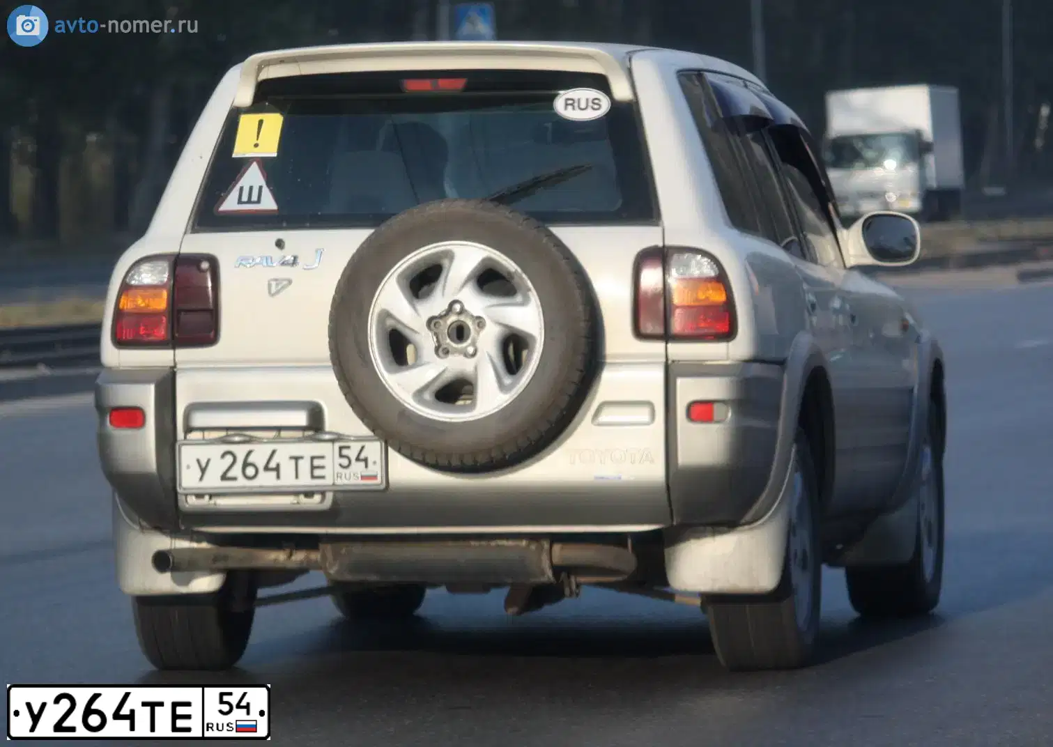 Фото автомобиля SUZUKI ESCUDO, 2007 — госномер С778КК19. Цвет: Серый