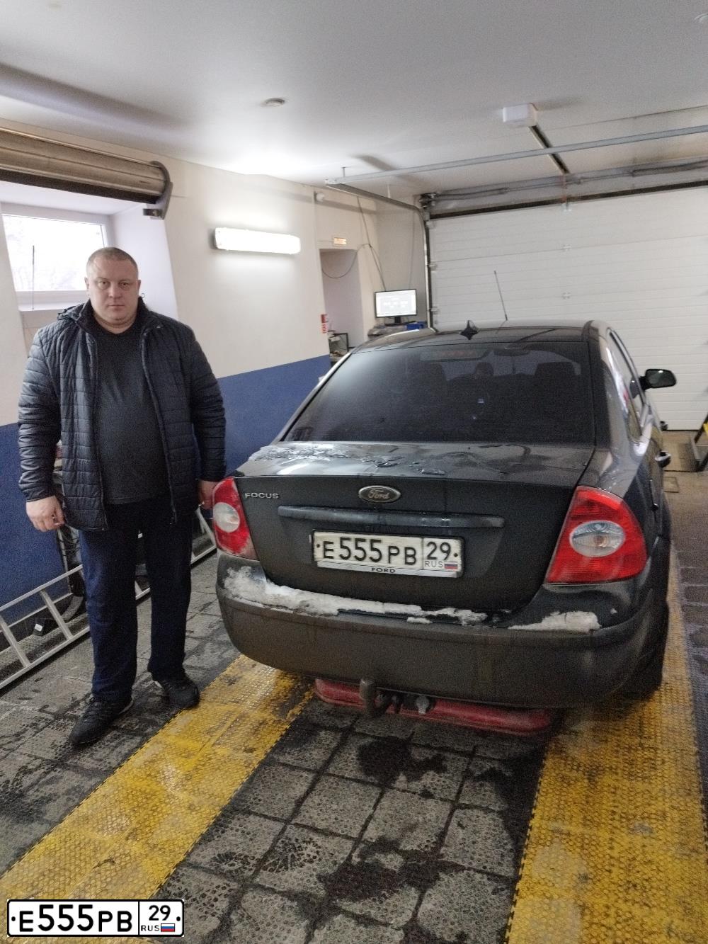 Фото автомобиля FORD FOCUS, 2006 — госномер О140РХ29. Цвет: ЧЕРНЫЙ