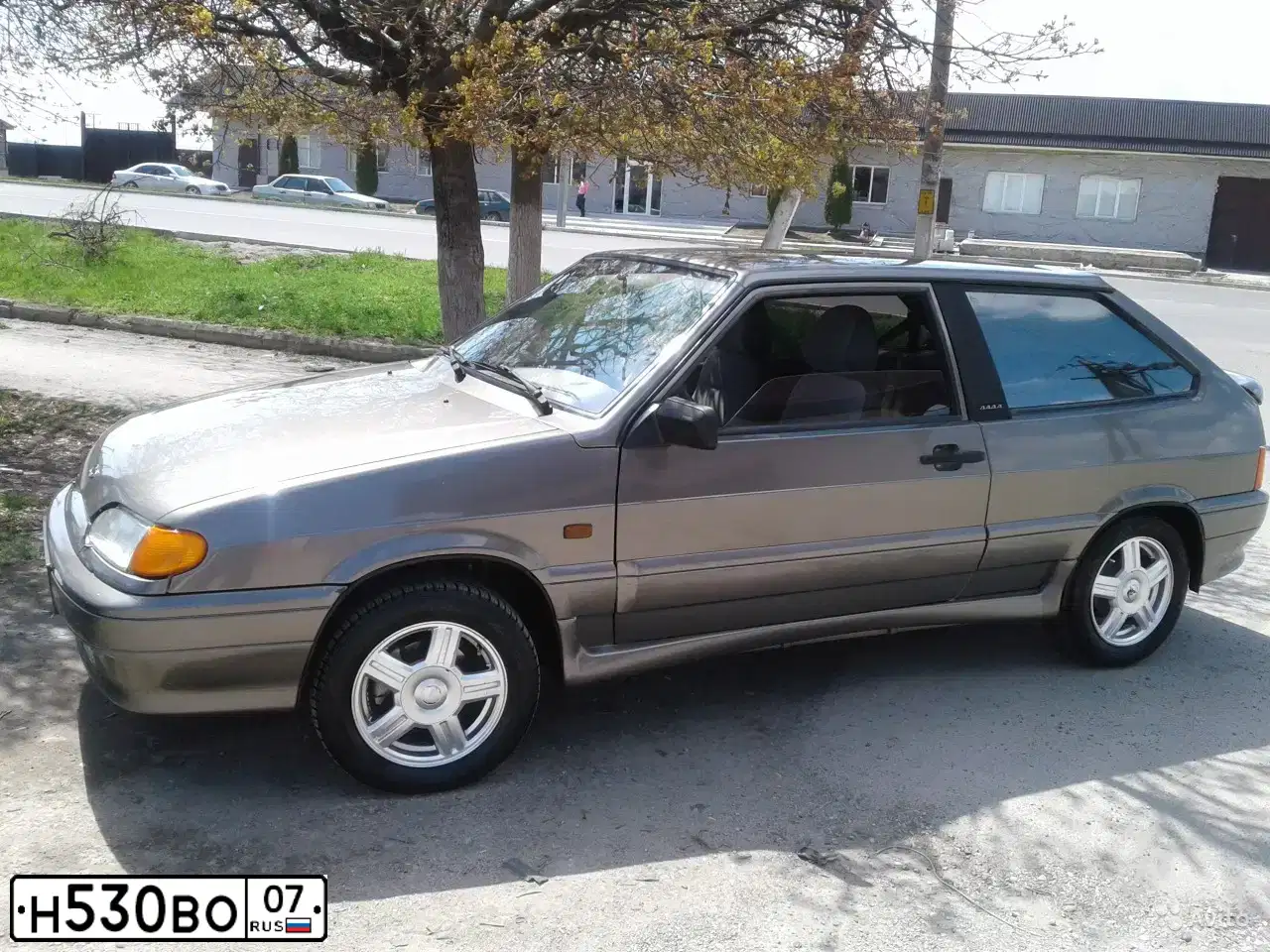 Фото автомобиля LADA 2113 SAMARA, 2008 — госномер К333ВО07. Цвет: серебристо-коричневый