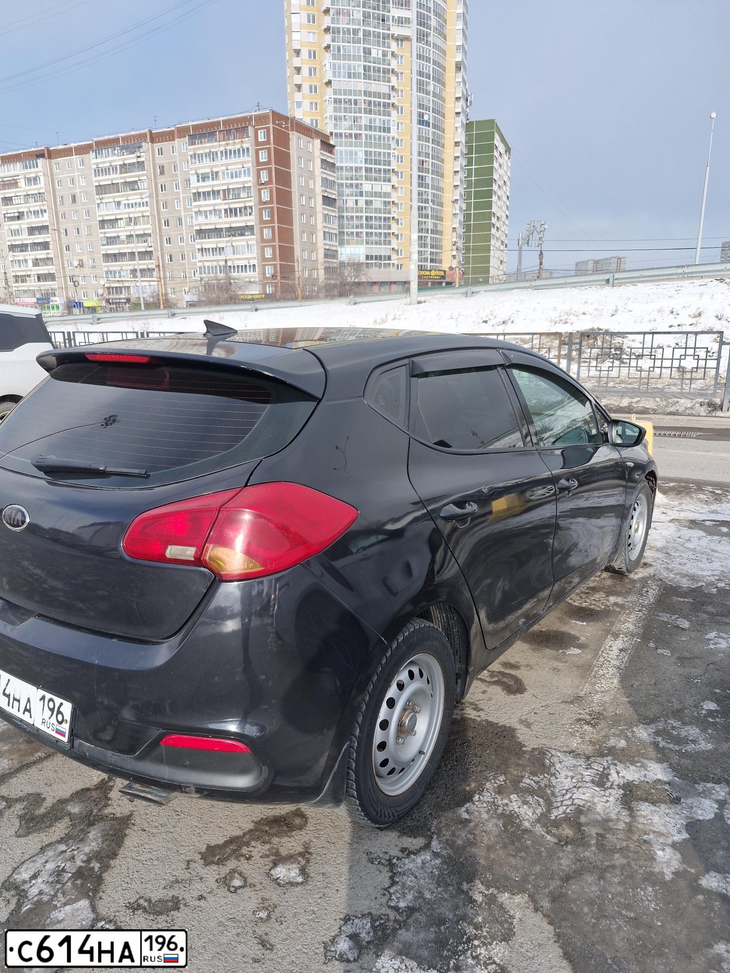 Фото автомобиля KIA CEE'D, 2012 — госномер С614НА196. Цвет: ЧЕРНЫЙ