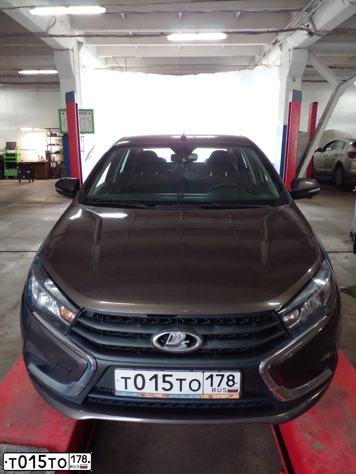 Фото автомобиля LADA VESTA, 2016 — госномер Т015ТО178. Цвет: Коричневый
