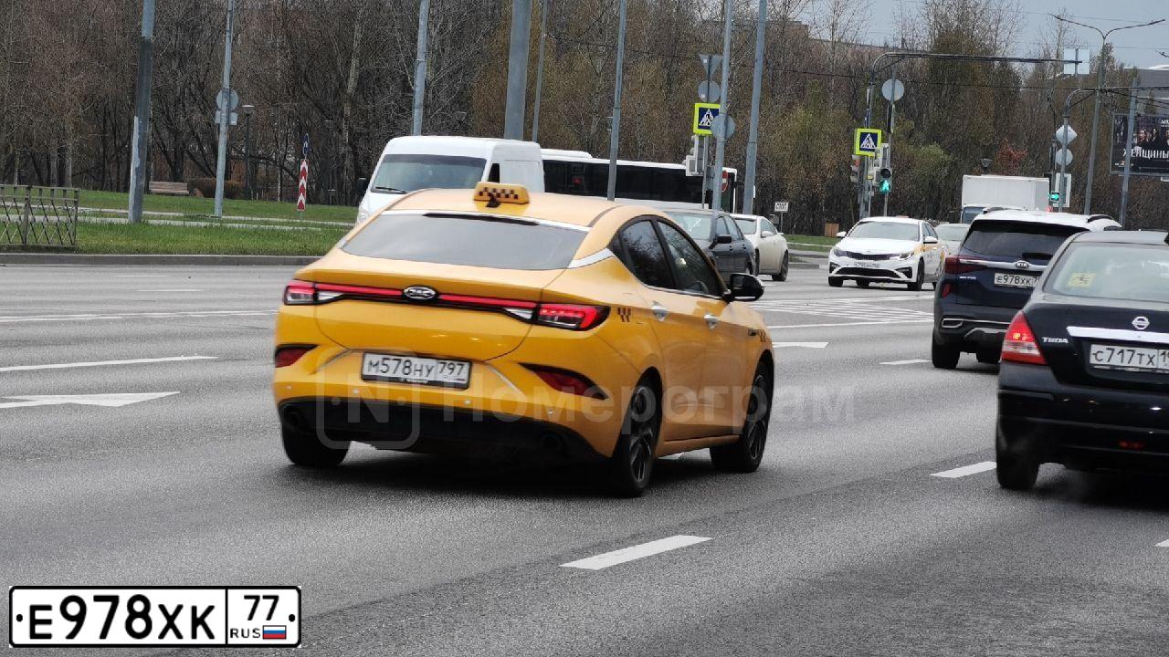 Фото автомобиля LADA 2107, 1998 — госномер Е978ХК77. Цвет: БЕЛЫЙ