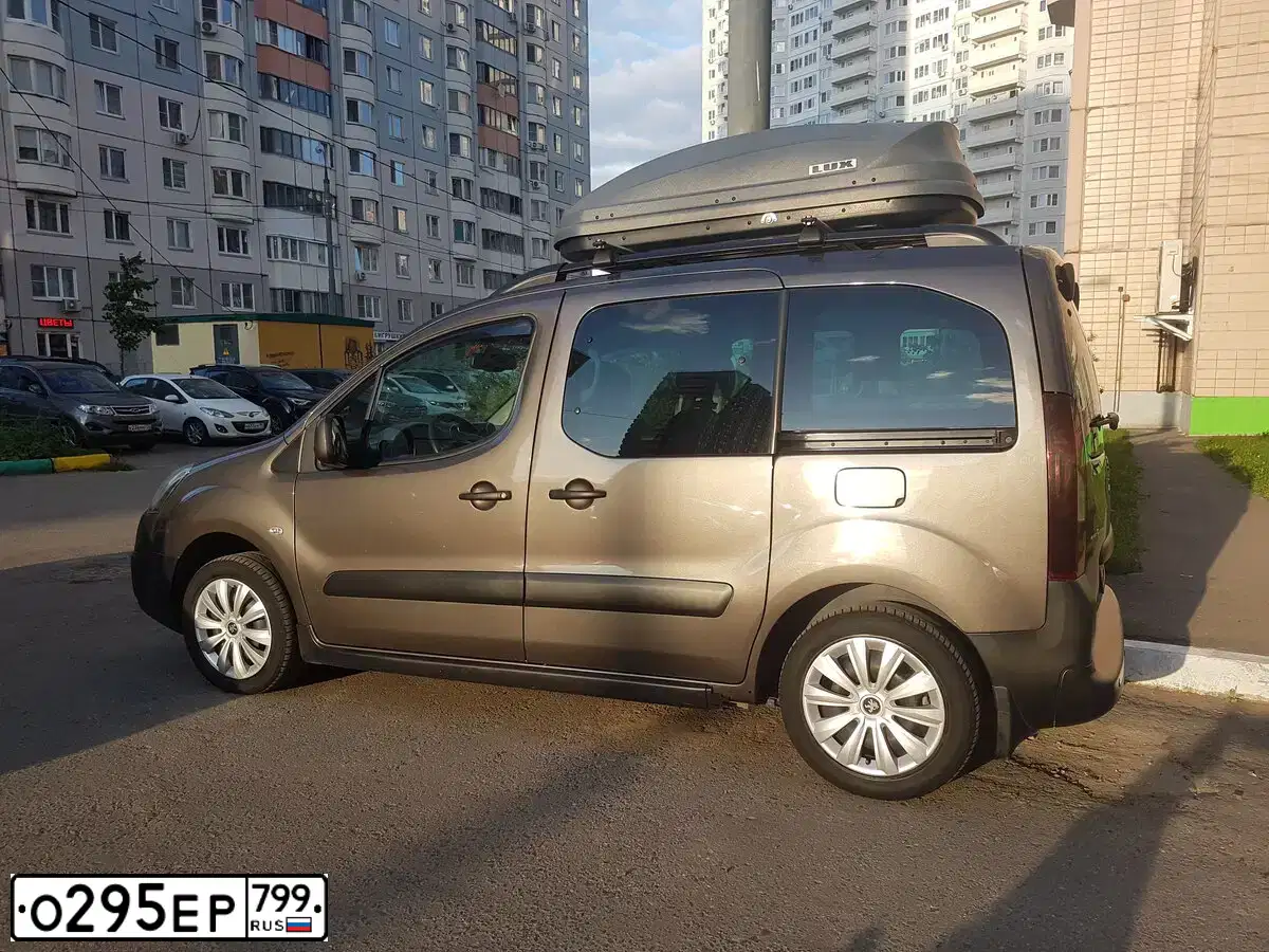 Фото автомобиля PEUGEOT PARTNER, 2016 — госномер Н411АА790. Цвет: СЕРО-КОРИЧНЕВЫЙ