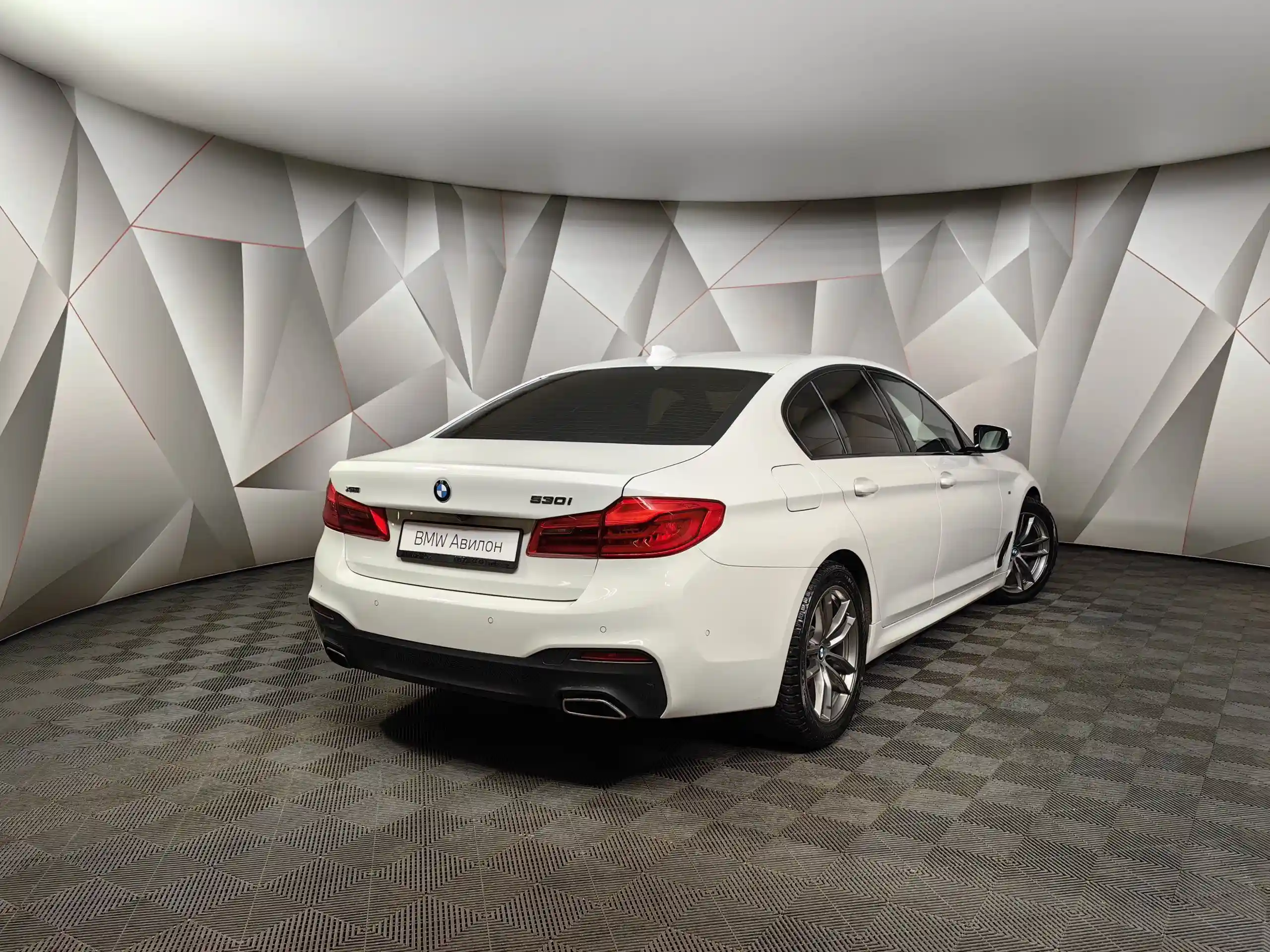 Фото автомобиля BMW 530, 2019 — госномер С353ЕХ76. Цвет: Белый