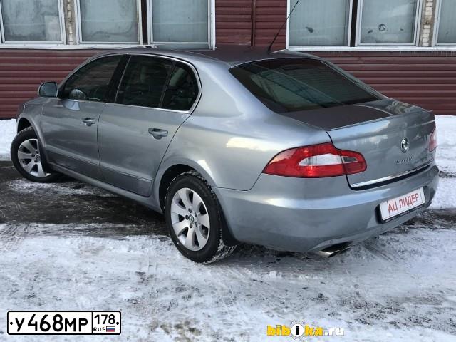 Фото автомобиля SKODA SUPERB, 2009 — госномер Е196ТА198. Цвет: СЕРЫЙ