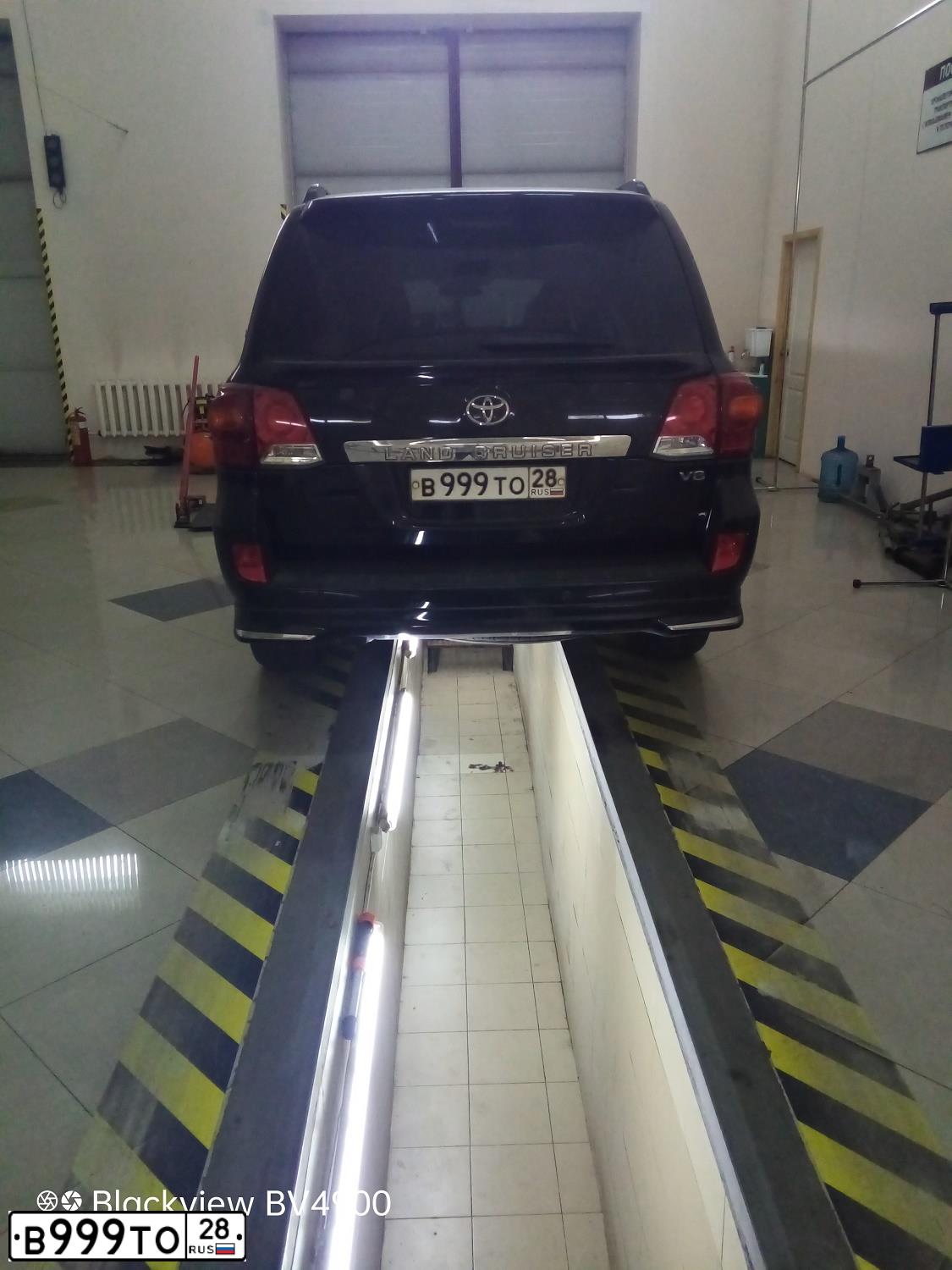 Фото автомобиля TOYOTA LANDCRUISER 200, 2010 — госномер В999ТО28. Цвет: ЧЕРНЫЙ