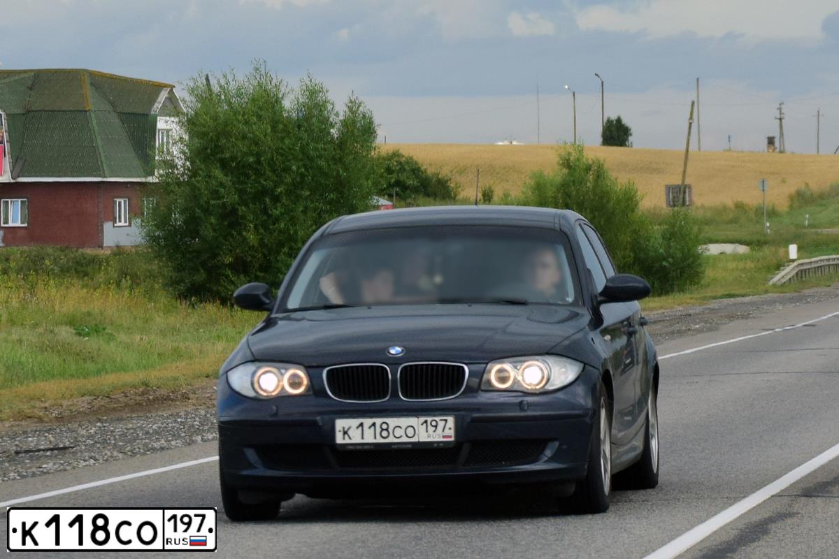 Фото автомобиля BMW SERIE 1, 2008 — госномер Е483КТ190. Цвет: СИНИЙ ТЕМНЫЙ