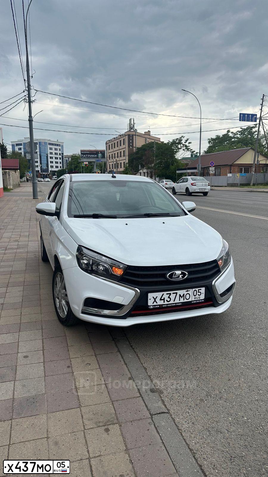 Фото автомобиля LADA VESTA, 2019 — госномер Х437МО05. Цвет: Белый