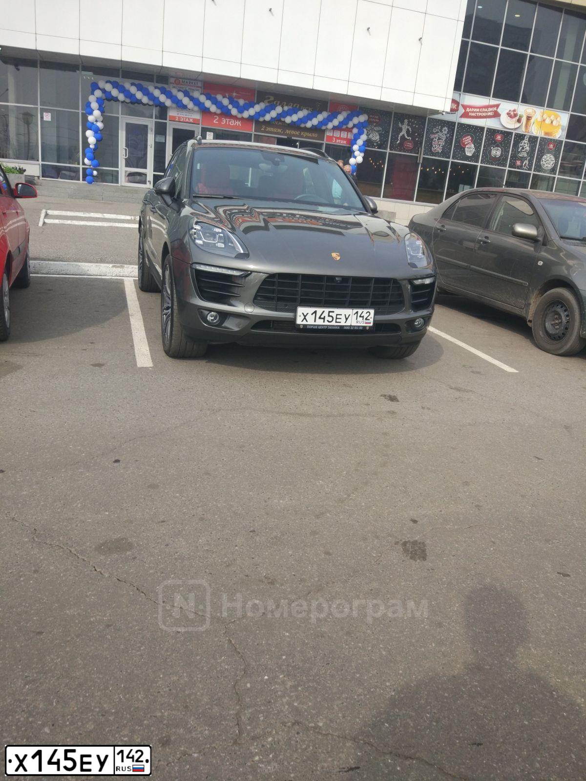 Фото автомобиля PORSCHE MACAN, 2017 — госномер Х145ЕУ142. Цвет: Серый