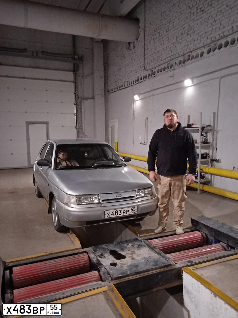 Фото автомобиля LADA 2112, 2006 — госномер Р985АН96. Цвет: серый