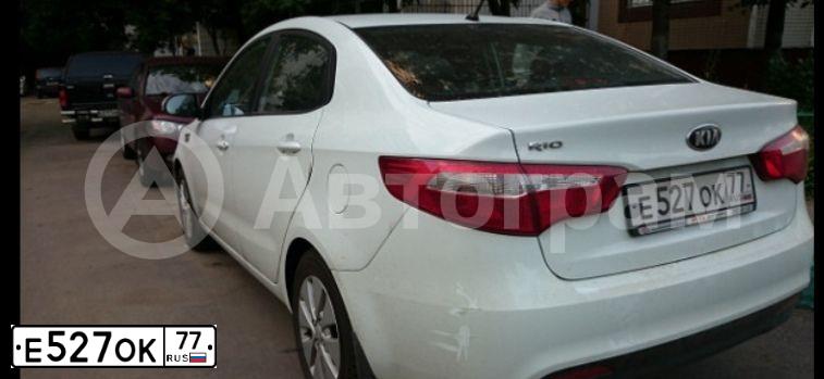 Фото автомобиля KIA RIO, 2013 — госномер Е527ОК77. Цвет: БЕЛЫЙ