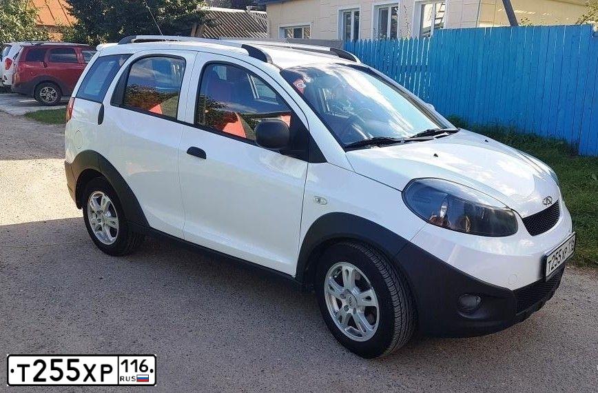 Фото автомобиля CHERY INDIS /S18/, 2013 — госномер Т255ХР116. Цвет: Белый